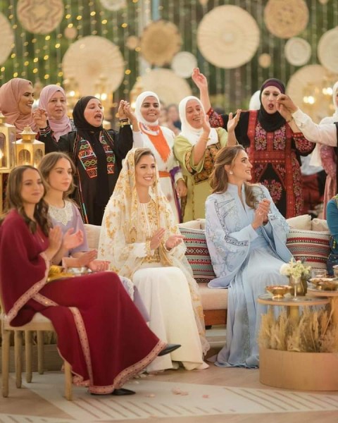 الملكة رانيا تنشر أول لقطات من حفل حناء الأمير الحسين والآنسة رجوة (صور)