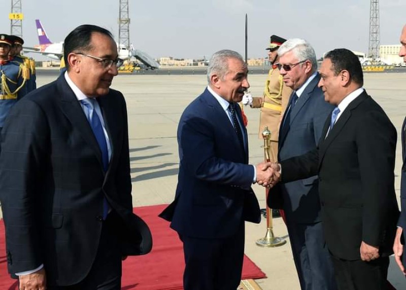 رئيس الوزراء يستقبل نظيره الفلسطيني  والوفد المرافق له بمطار القاهرة