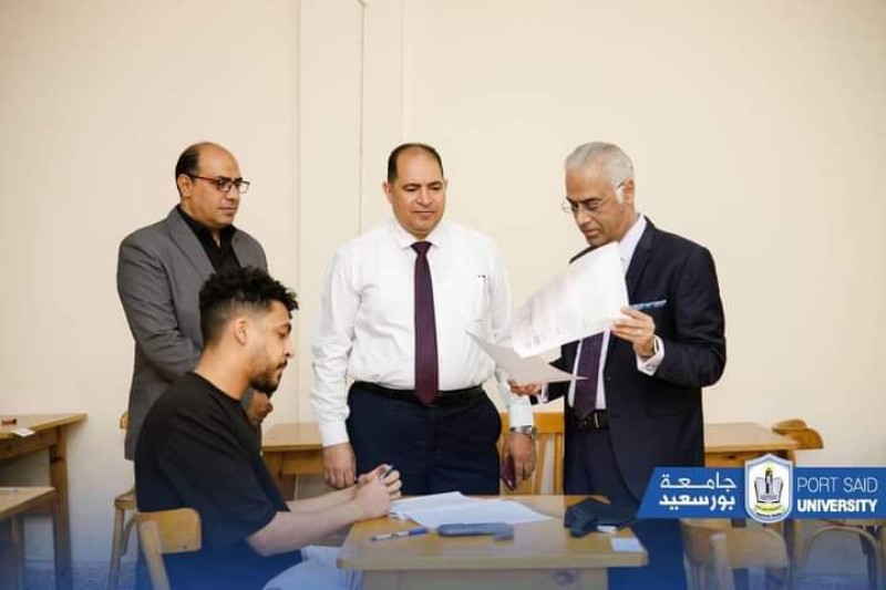 رئيس جامعة بورسعيد يتفقد لجان امتحانات بكلية الهندسة