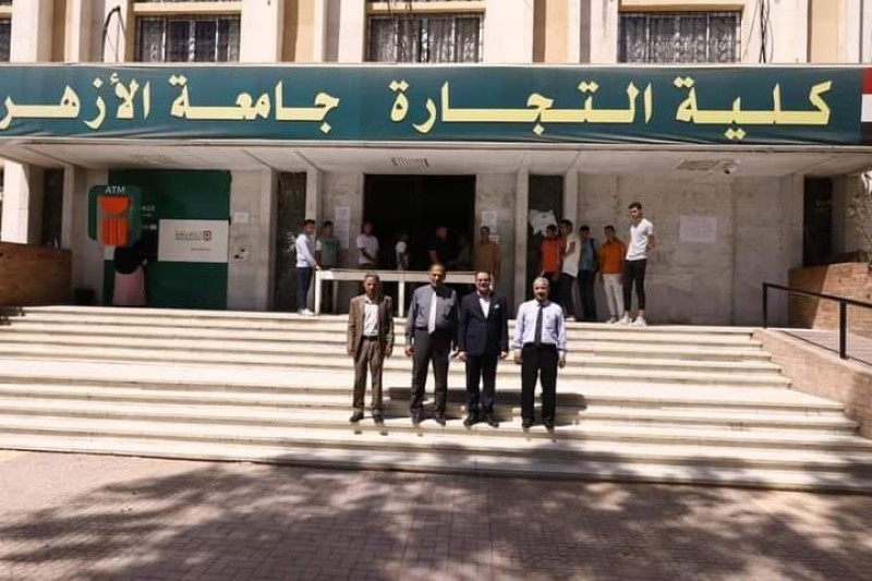 نائب رئيس جامعة الأزهر  يتفقد لجان امتحانات كليتي التجارة والتربية بالقاهرة