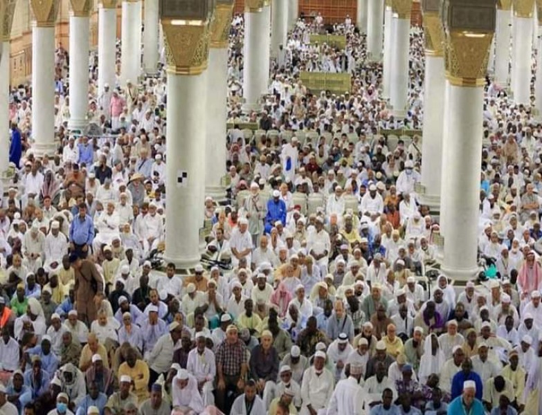 مئات الآلاف يؤدون صلاة الجمعة بالمسجد النبوي الشريف