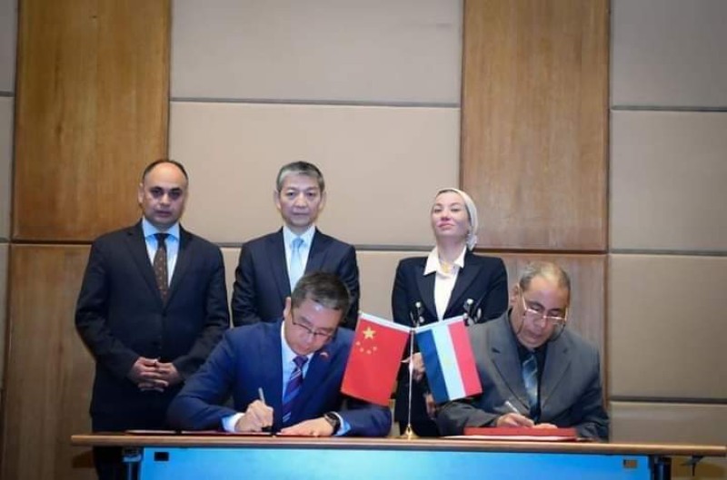وزيرة البيئة وسفير الصين بالقاهرة يشهدان التوقيع على شهادة تسلم البضائع الموفرة للطاقة
