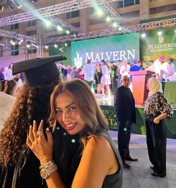 داليا مصطفى تحتفل بتخرج ابنتها من المدرسة