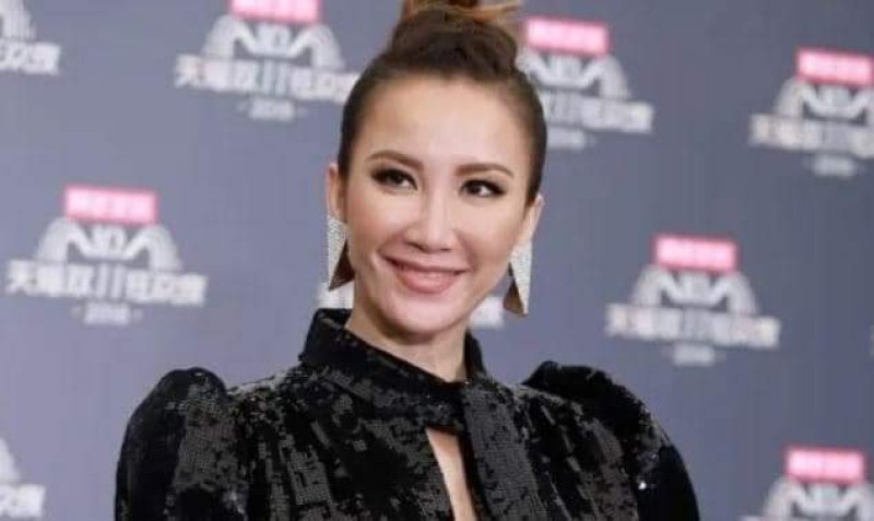 إنتحار المغنية الصينية كوكو لي صاحبة صوت شخصية مولان