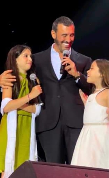 كاظم الساهر يغني ”عيد العشاق” مع حفيدتيه في حفله بالمغرب