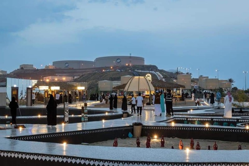 منطقة صيف عسير بالمملكة العربية السعودية تستقبل السياح بالبرد والمطر