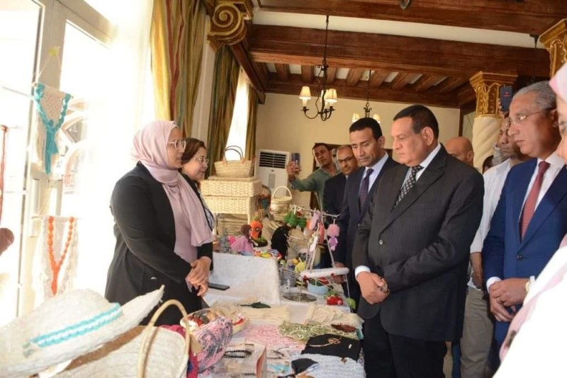 وزير التنمية المحلية ومحافظ الفيوم يتفقدان معرض منصة ” أيادي مصر ”