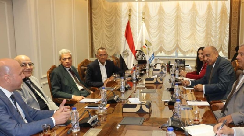 وزير قطاع الأعمال يبحث مع رئيس هيئة الشراء الموحد إنشاء أول مصنع لأكياس الدم في مصر‎