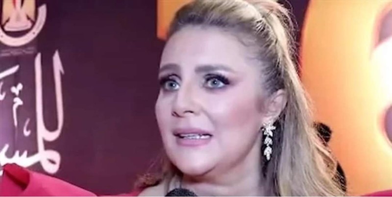 رانيا محمود ياسين تدعم زوجها محمد رياض في المهرجان القومي للمسرح(فيديو)