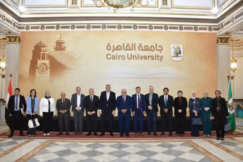 جامعتا القاهرة و إيست لندن البريطانية توقعان بروتوكول تعاون للدرجات العلمية المزدوجة