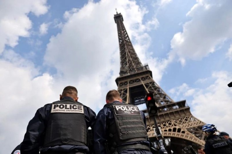 فرنسا: إغلاق برج إيفل واجلاء زواره إثر تهديد أمني بوجود قنبلة