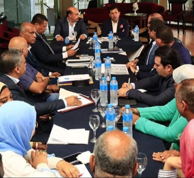 وزير الشباب والرياضة ومحافظ اسوان يعقدان اجتماعًا مع إدارة  المنشآت الشبابية والرياضية