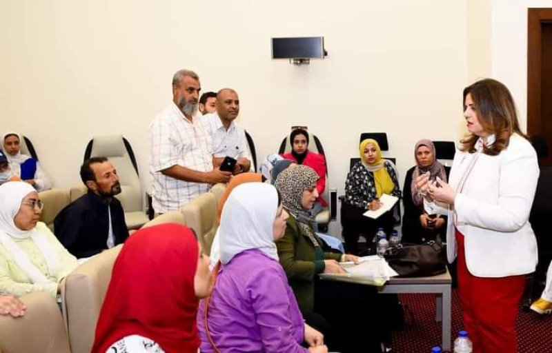 وزيرة الهجرة تستقبل العشرات من أولياء أمور الطلاب المصريين الدارسين في السودان للإستماع لشكواهم