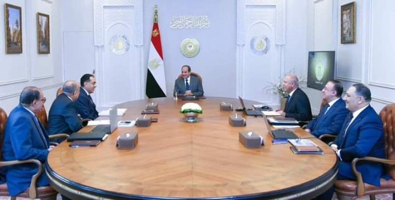 الرئيس السيسي يجتمع مع رئيس الوزراء وعدد من المسؤلين