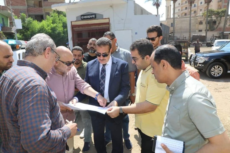 محافظ المنوفية يختتم جولته الميدانية بتفقد إنشاء سوق وموقف نموذجي جديد ببركة السبع