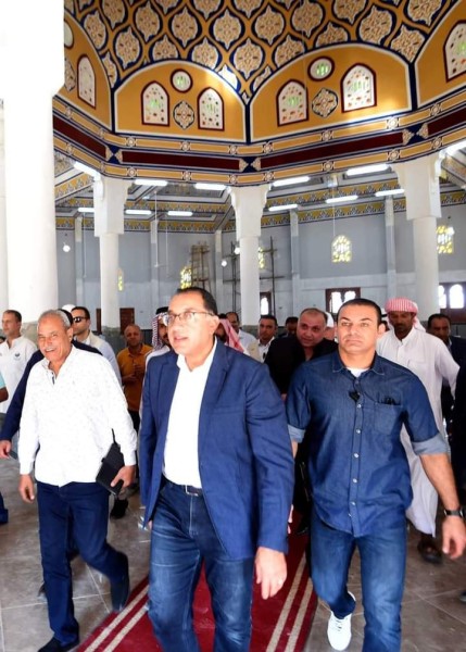 رئيس الوزراء يتفقد مسجداً وكنيسة يتم إنشاؤهما بمدينة نويبع