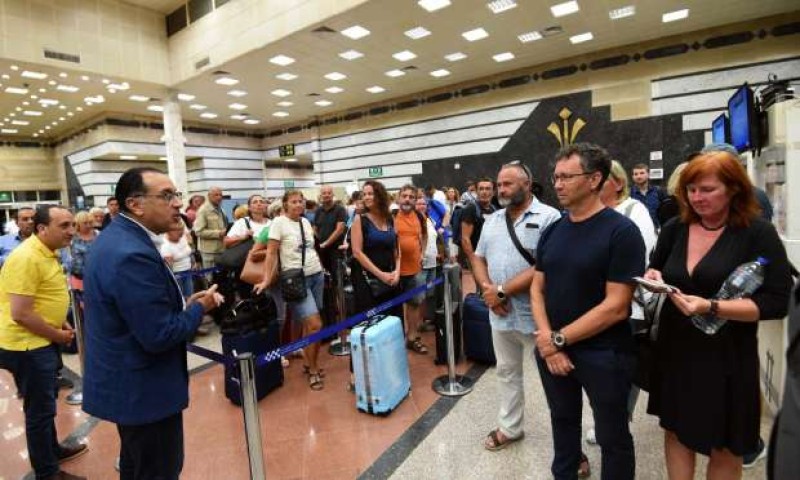 رئيس الوزراء يرحب بعدد من السائحين خلال مغادرته مطار طابا .. (صور)
