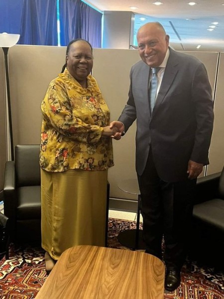 وزير الخارجية يلتقي مع وزيرة خارجية جنوب افريقيا بمقر الأمم المتحدة في نيويورك