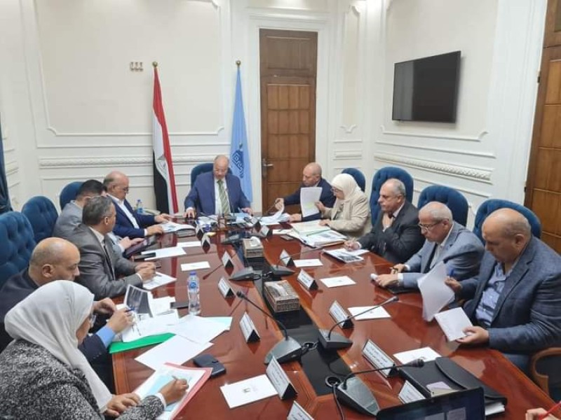 محافظ القاهرة يعقد اجتماعاً بحضور نواب المحافظ لمتابعة حالات إزالة التعديات علي الاراضي الزراعية