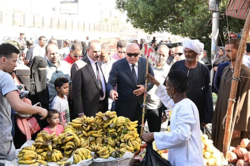 محافظ قنا يجرى جولة ميدانية علي عدد من الأسواق