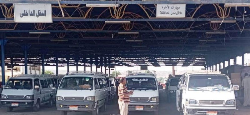 محافظ أسوان يؤكد أنه لا زيادة فى تعريفة الأجرة الحالية لسيارات السيرفيس