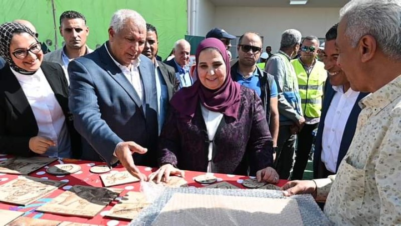 وزيرة التضامن الاجتماعي تتفقد معرض الأسر المنتجة بقرية عثمان بن عفان بالفرافرة