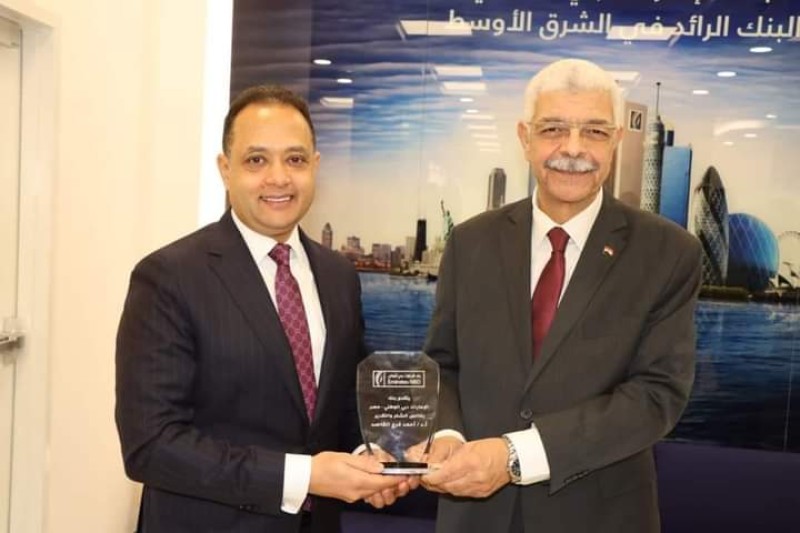 بنك الإمارات دبي الوطني يكرم رئيس جامعة المنوفية