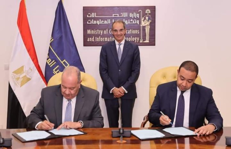 الدكتور عمرو طلعت يشهد توقيع عقد بين المصرية للاتصالات وشركة راية