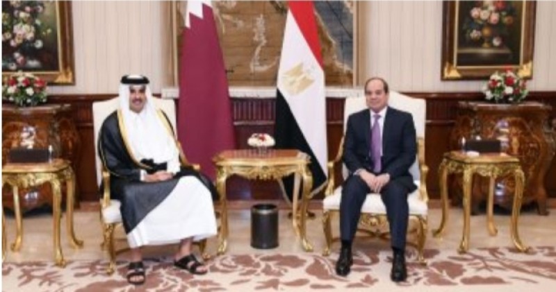 أمير قطر يتسلم رسالة من الرئيس السيسي تتعلق بالعلاقات الثنائية