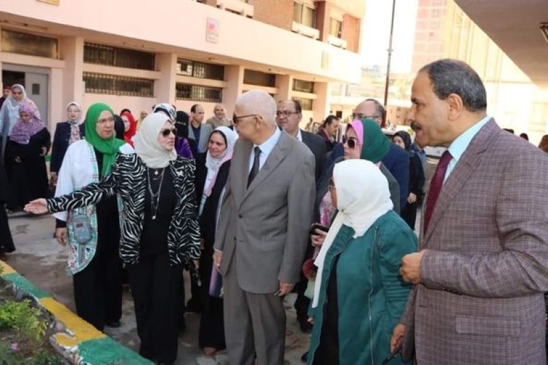 رئيس جامعة المنوفية يتفقد أعمال التطوير والتشجير بمدينة الطالبات القديمة