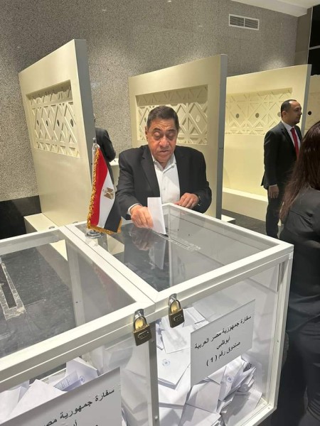 المستشار عبدالمجيد محمود يدلي بصوته في الانتخابات الرئاسية