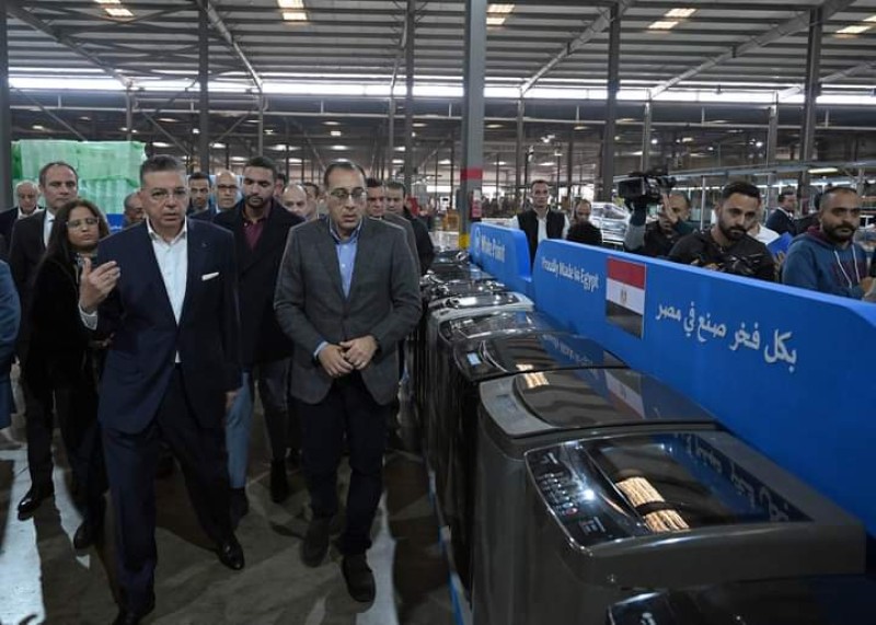 رئيس الوزراء يتفقد مصنع شركة ”العبد” للأجهزة الكهربائية