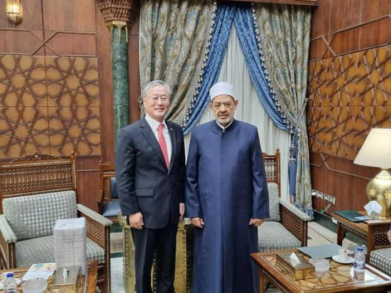 السفير الكوري يناقش سبل تعزيز الروابط الثقافية والتعليمية بين كوريا ومصر مع شيخ الأزهر