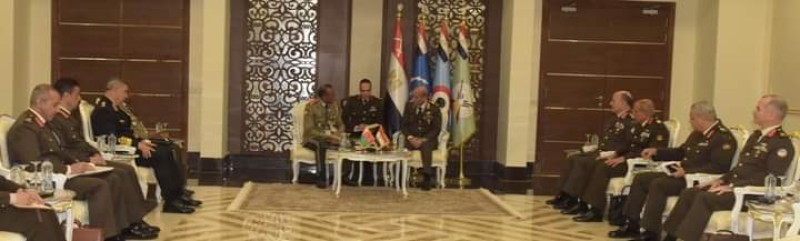 القائد العام للقوات المسلحة وزير الدفاع والإنتاج الحربى يلتقى عدداً من قادة الوفود العسكرية