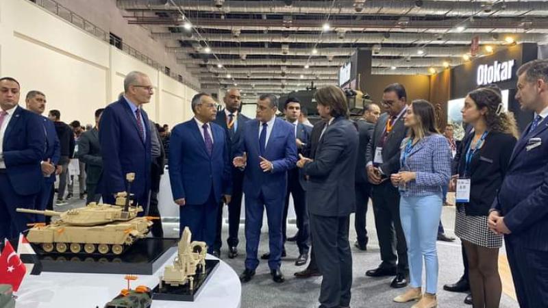 وزير الدولة للإنتاج الحربي يلتقي بممثلي الشركات العالمية في اليوم الثالث من المعرض الدولي للصناعات الدفاعية ”EDEX 2023”