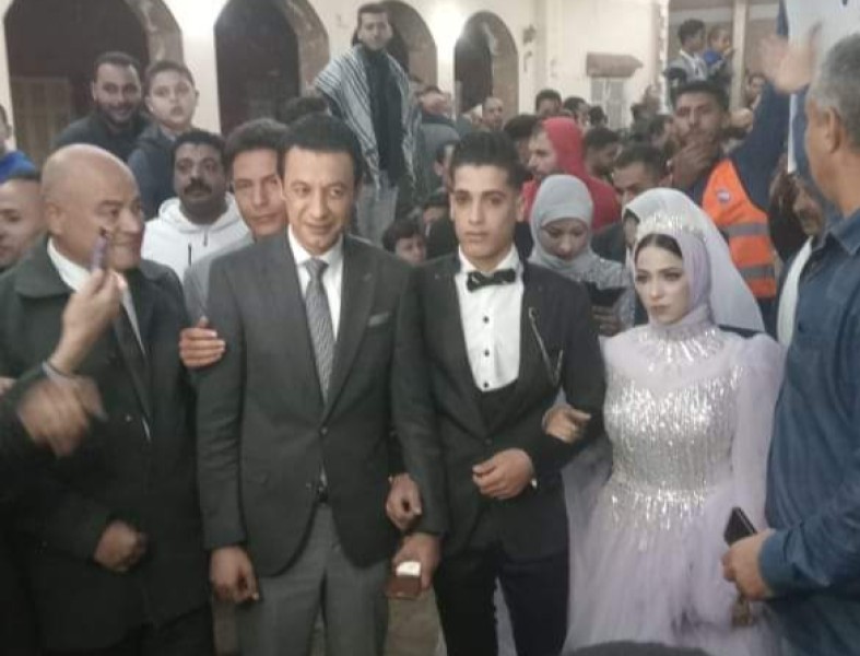صوتك أمانة.. عروسان بملابس الزفاف يصوتان فى انتخابات الرئاسة بمنشأة القناطر