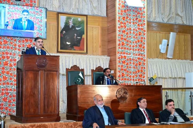 رئيس وزراء باكستان يؤكد دعم بلاده للكشميريين و رفضها حكم المحكمة العليا الهندية