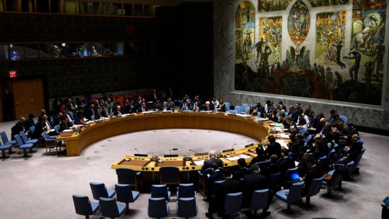 مجلس الأمن يعتمد مشروع قرار أمريكي يدين هجمات الحوثيين في البحر الأحمر