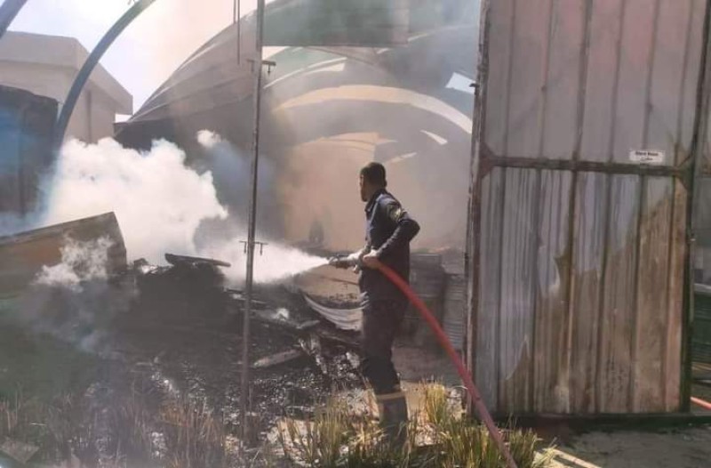 محافظ أسوان يتابع جهود رجال الحماية المدنية للسيطرة على حريق بمخزن للزيوت