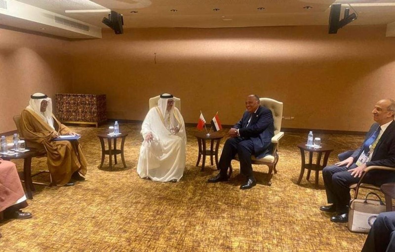 وزير الخارجية يعقد اجتماعاً ثنائياً مع نظيره البحريني للتباحث حول مستجدات الأوضاع الإقليمية