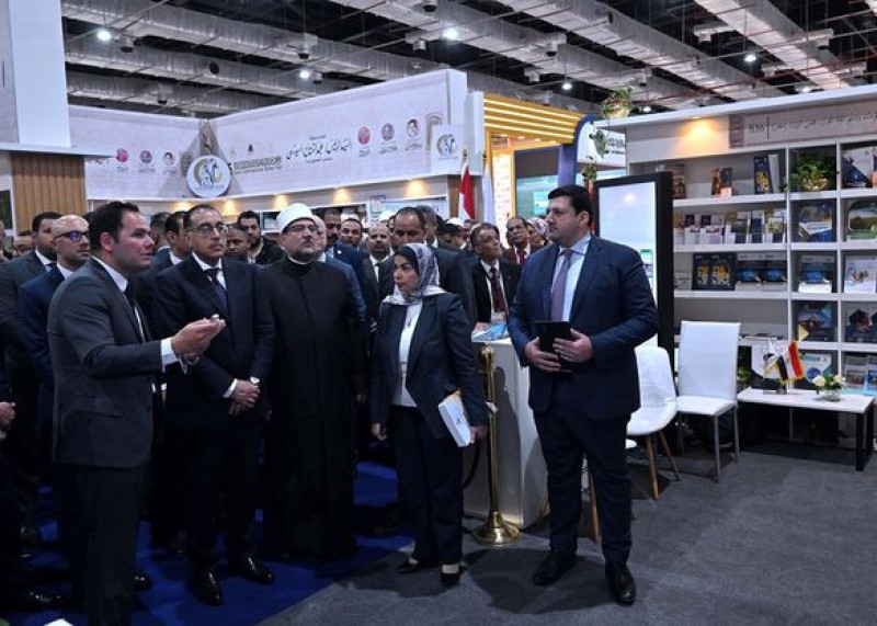 رئيس الوزراء يتفقد جناح ”مركز المعلومات ودعم اتخاذ القرار” بمعرض القاهرة الدولي للكتاب