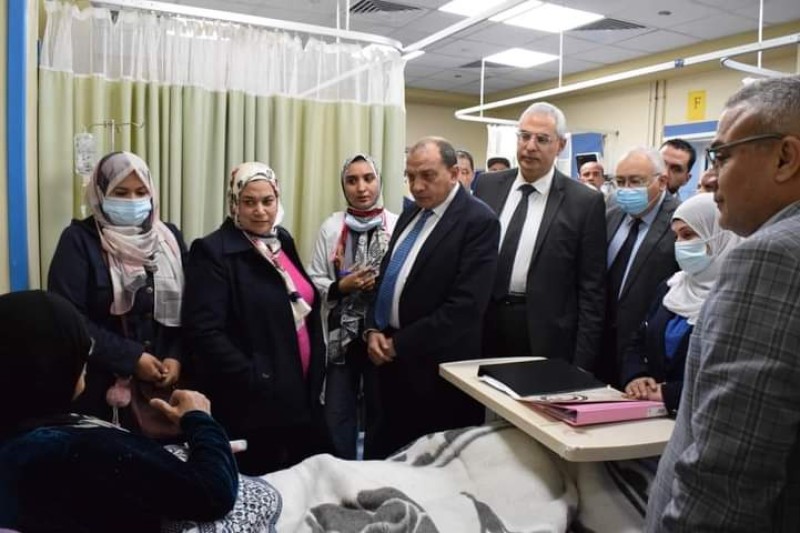 رئيس جامعة بني سويف يزور المرضى الفلسطينيين من مصابي غزة بالمستشفى الجامعي
