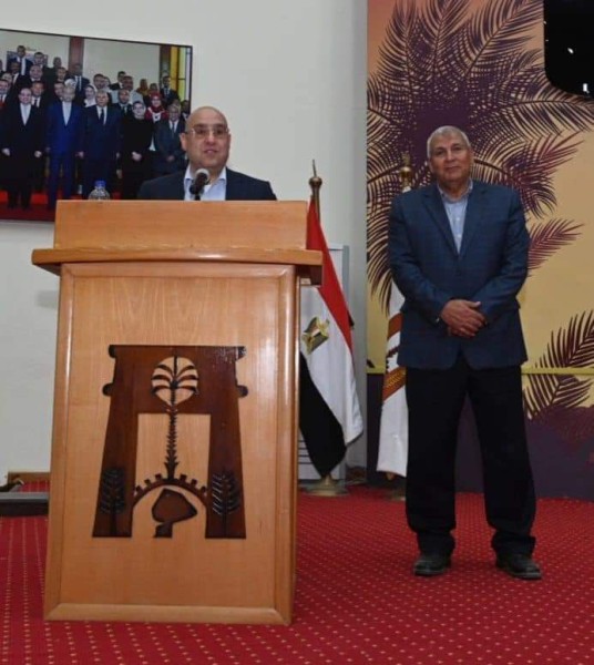 وزير الإسكان يثني على الجهود المبذولة لتطوير وتنمية محافظة الوادي الجديد