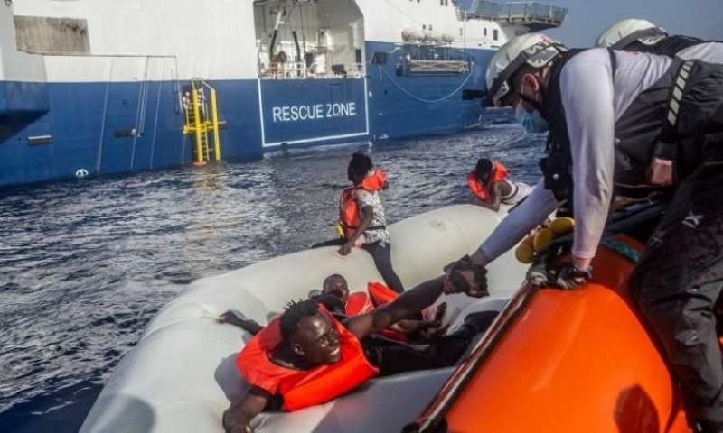 إيطاليا: سفينة منظمة إنسانية تنقذ 85 مهاجرا