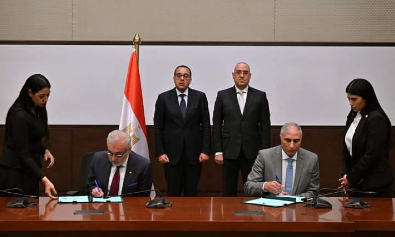 رئيس الوزراء يشهد توقيع عقد تخصيص أرض مشروع طبي تعليمي عمراني متكامل بمدينة الشروق