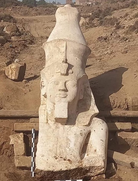 البعثة المصرية الأمريكية تنجح في الكشف عن الجزء العلوي من تمثال للملك رمسيس الثاني بمحافظة المنيا