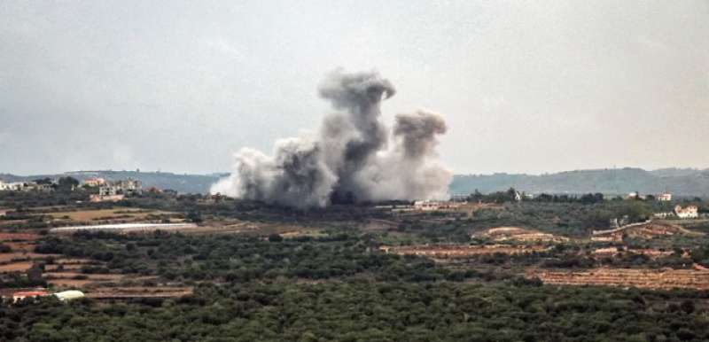 قصف إسرائيلي على بلدات بجنوب لبنان… و«حزب الله» يستهدف تجمعات في الطيحات وكريات شمونة