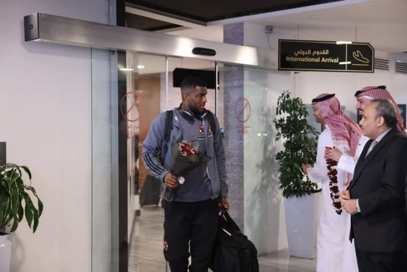 بعثة الأهلي تصل مطار الرياض استعدادًا لمواجهة الزمالك