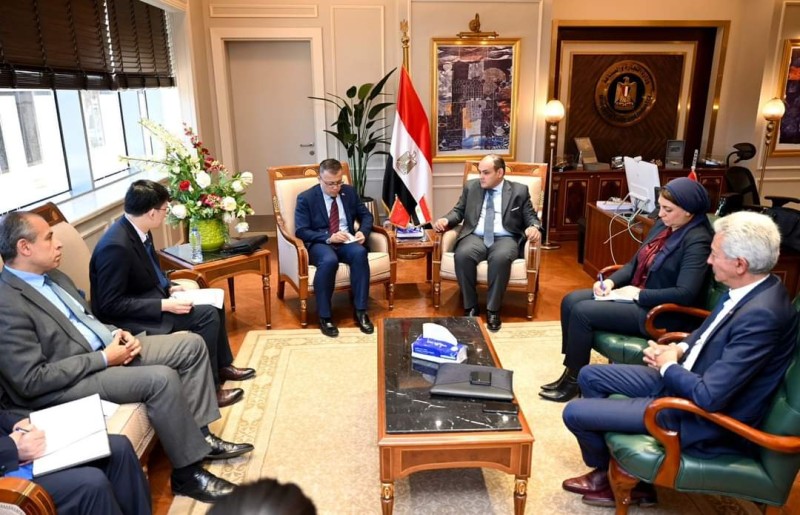 وزير التجارة والصناعة يبحث مع الوفد الصيني مقترح إقامة المنطقة الصناعية الصينية في مصر