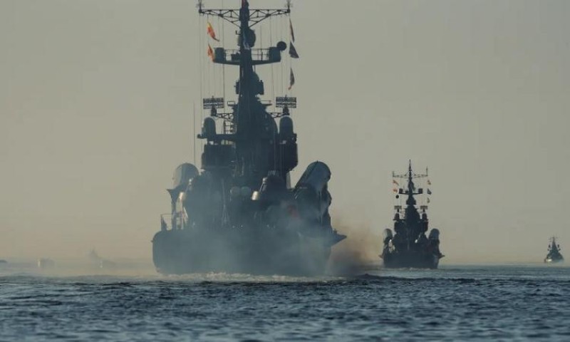 سفن حربية روسية تقصف أهدافا جوية في إطار تدريبات بحر البلطيق